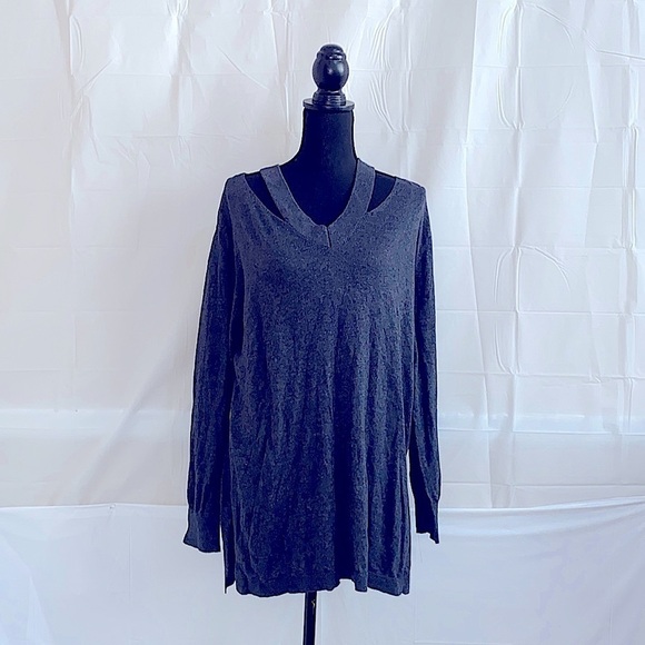 Vince Camuto Sweaters - Vince Camuto V-neck Sweater Size L